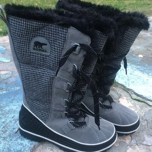 CUTEST Sorel winter boots!!